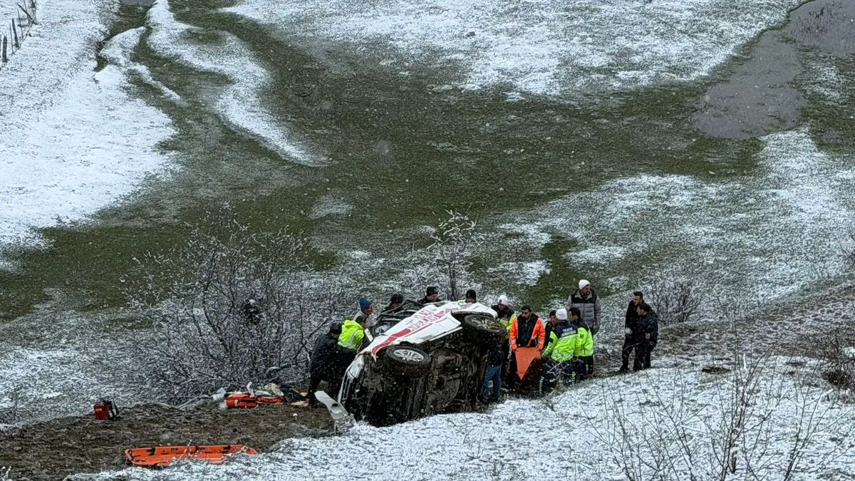 Kaygan Yolda Kontrolden Çıkan Ambulans 30 Metrelik Uçuruma Düştü: 1 Ölü, 4 Yaralı