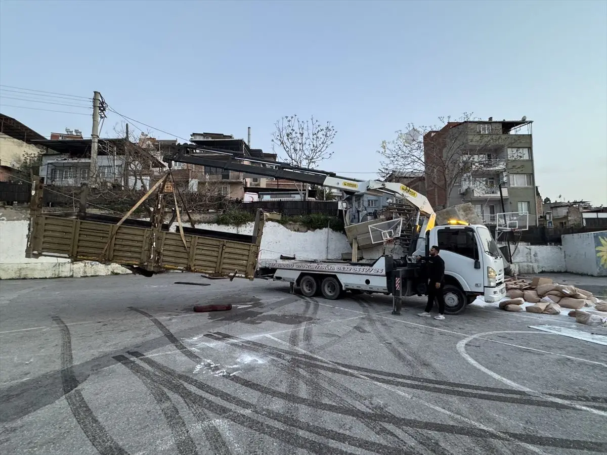 İzmir'de Freni Patlayan Kamyon Elektrik Trafoya Çarparak Okul Bahçesine Devrildi