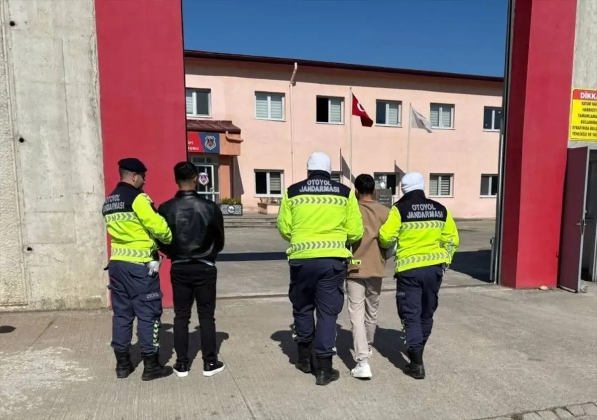 Sakarya’da Kuzey Marmara Otoyolu’nda 7 Düzensiz Göçmen ve 2 Organizatör Gözaltına Alındı