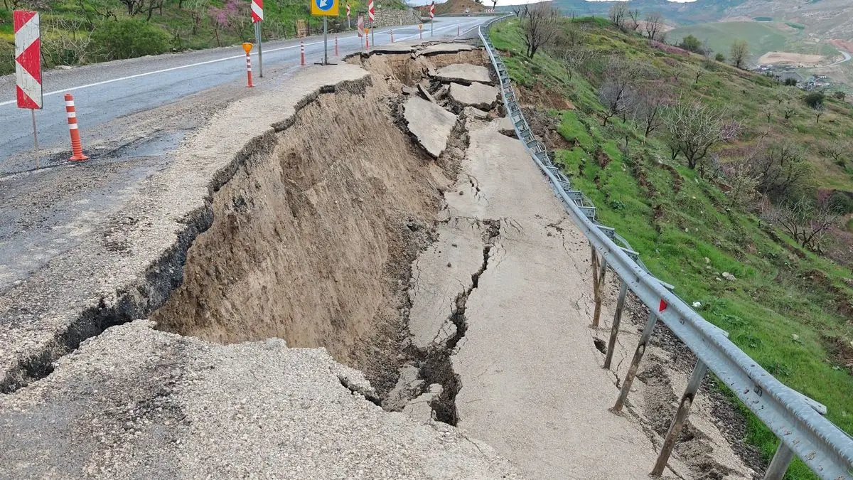 Eruh'ta Heyelan Yol Açığını Oluşturdu, Trafik Tek Şeritten Kontrol Ediliyor