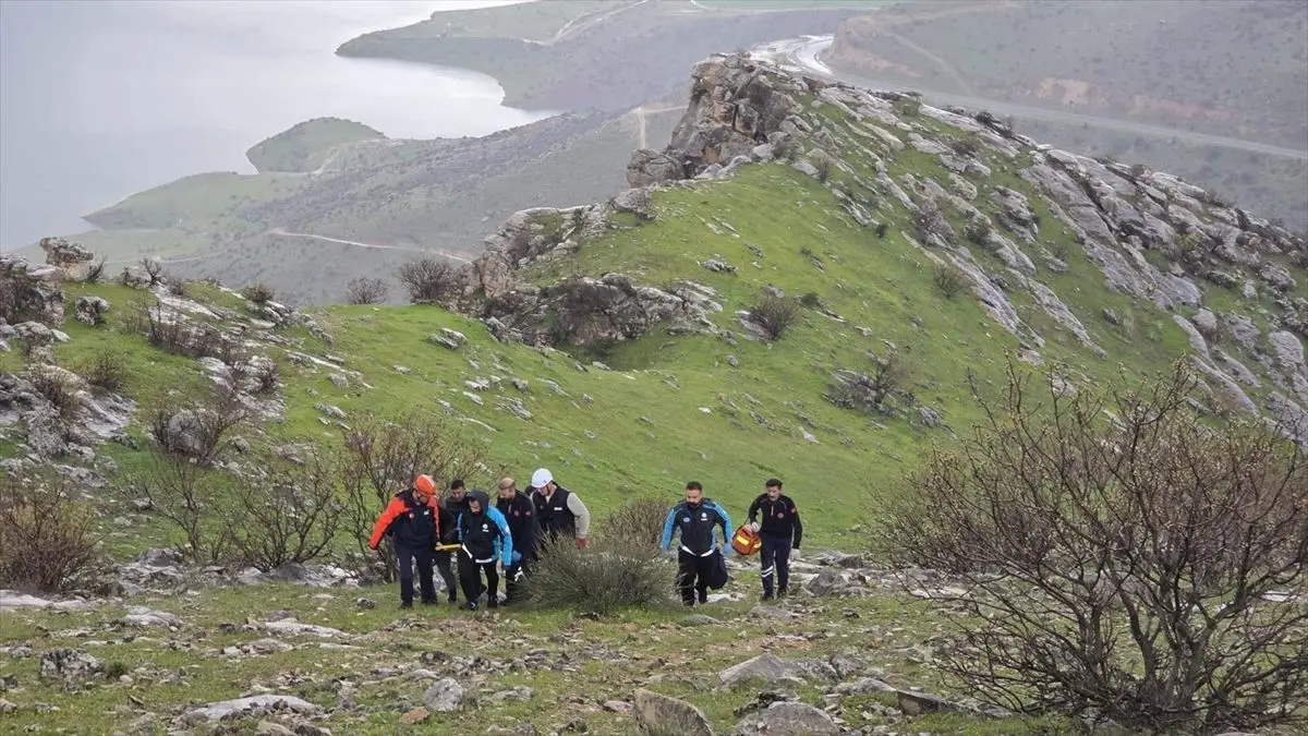 Siirt Deyr Mevkisinde Kayalıklardan Düşen Adam Hayatta Kaldı