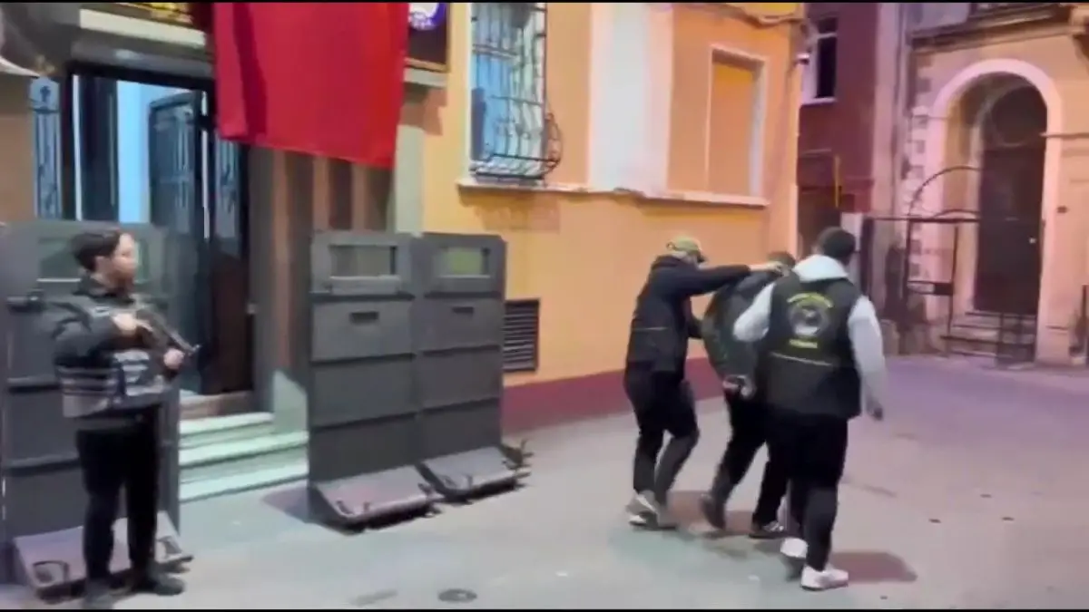 Taksim'de Yardım Bahanesiyle Çanta Çalan Şüpheliler Yakalandı