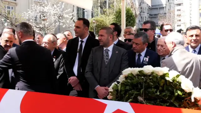 Cenaze töreninde kalabalık