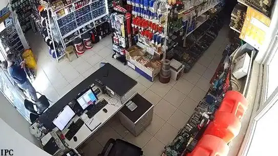 Deprem anındaki sarsıntıyı izleyen insanlar