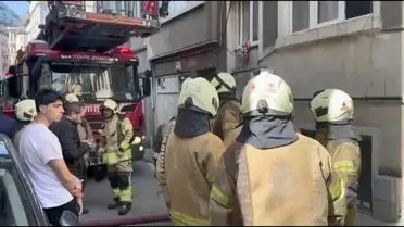 Beyoğlu'nda 5 Katlı Binada Çıkan Yangın Kontrol Altına Alındı