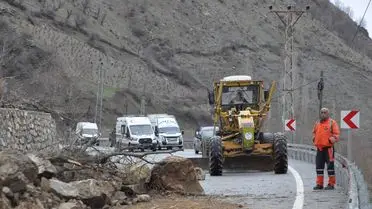 Bitlis'in Hizan İlçesinde Heyelan Sonrası Kapalı Yol Yeniden Açıldı