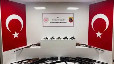 Ele geçirilen silah ve mühimmatların fotoğrafı