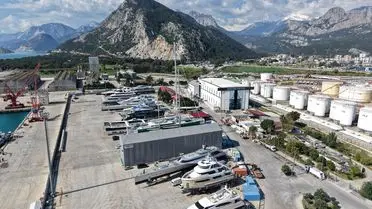 Antalya Serbest Bölgesi'nde Galaxy Trimaranları ve 80 Metrelik Süper Yat Görüntüsü