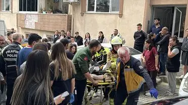 Kaza sonrası hastane girişinde polis ve sağlık ekipleri