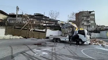 İzmir'de Freni Patlayan Kamyon Elektrik Trafoya Çarparak Okul Bahçesine Devrildi
