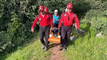 Kırık bacakla yola düşen yürüyüşçü
