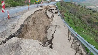 Heyelan sonrası yol çökmesi detay görüntüsü