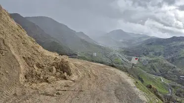 Siirt'in Pervari İlçesinde Kar Fırtınası Nedeniyle Mahsur Kalan 8 Araç Güvenli Bölgeye Çekildi