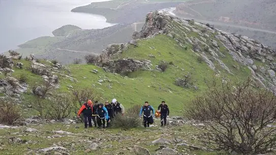 Siirt Deyr Mevkisinde Kayalıklardan Düşen Adam Hayatta Kaldı