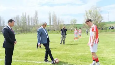 Edirne Valisi Yunus Sezer, Lalapaşa Spor Maçına Katıldı ve Başlama Vuruşunu Yaptı