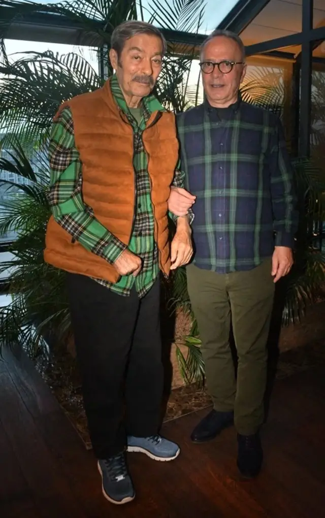 Kadir İnanır ve dostları akşam yemeğinde