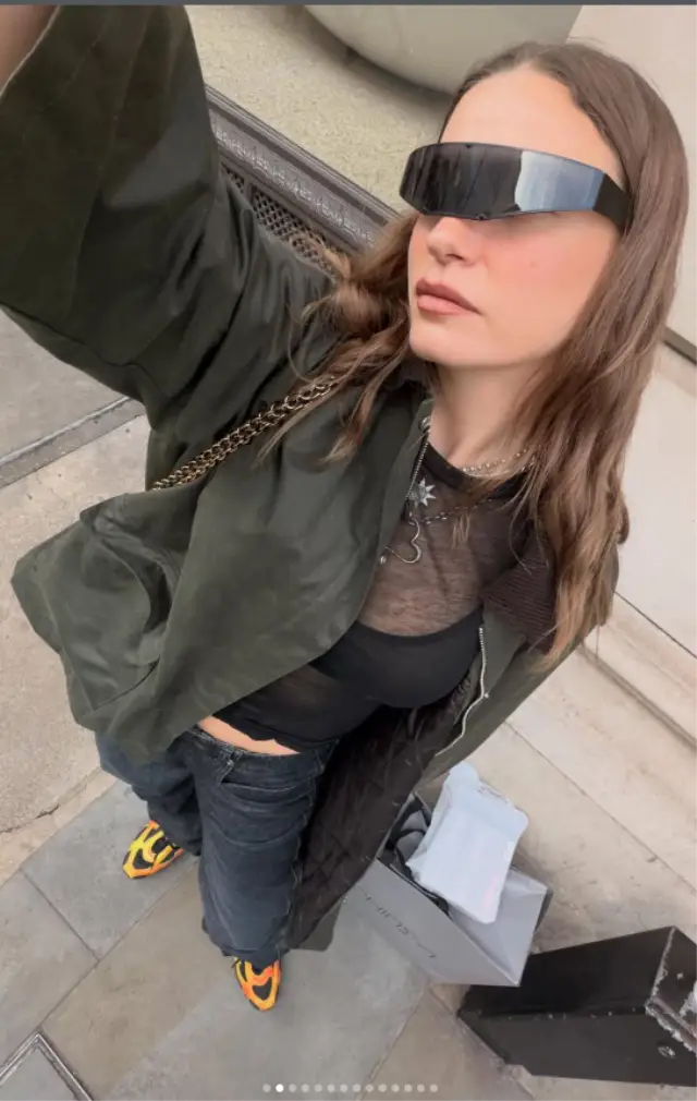 Serenay Sarıkaya’nın gözlükle tamamladığı kombin