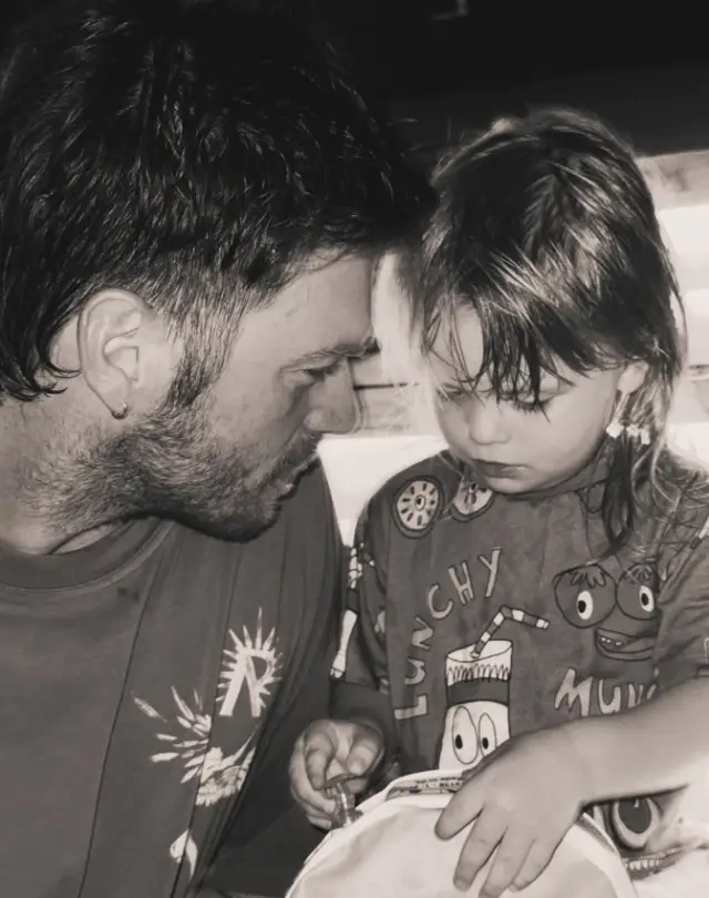 Aile fotoğrafı, okul bahçesinde