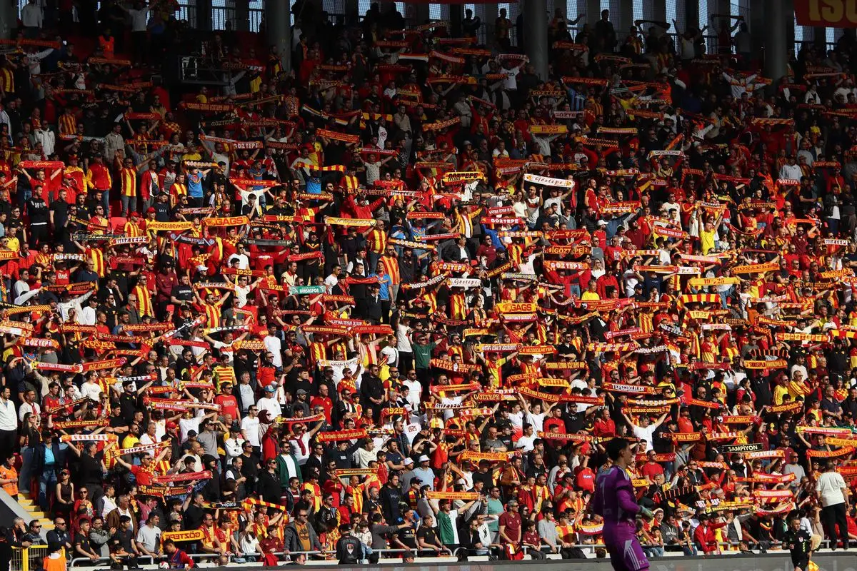 Göztepe taraftarları protesto yapıyor