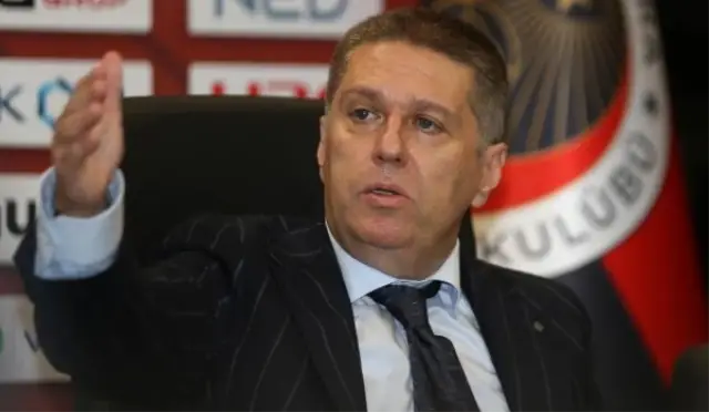 Volkan Demirel taktik tahtası önünde