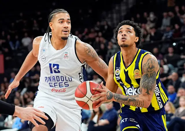 Anadolu Efes oyuncularının hücum girişimi