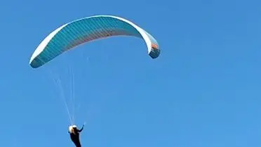 Zonguldak'ta Yamaç Paraşütçüsü Çay Davetini Espirili Şekilde Karşıladı