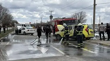 Sivas'ta Taksi ve Otomobil Çarpışması: 4 Futbolcu Dahil 6 Yaralı