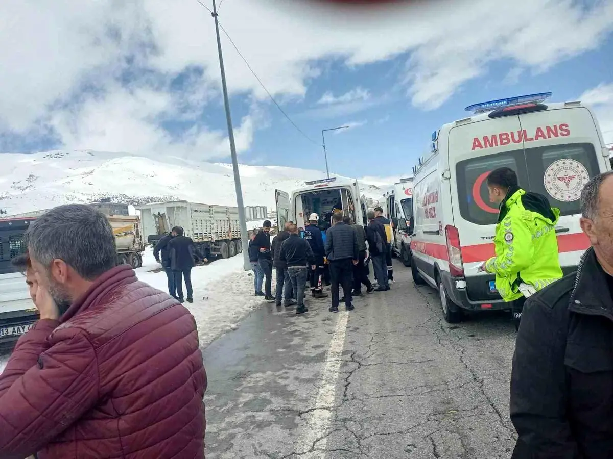 Bitlis'te İki Ayrı Trafik Kazası Sonucu 12 Kişi Yaralandı