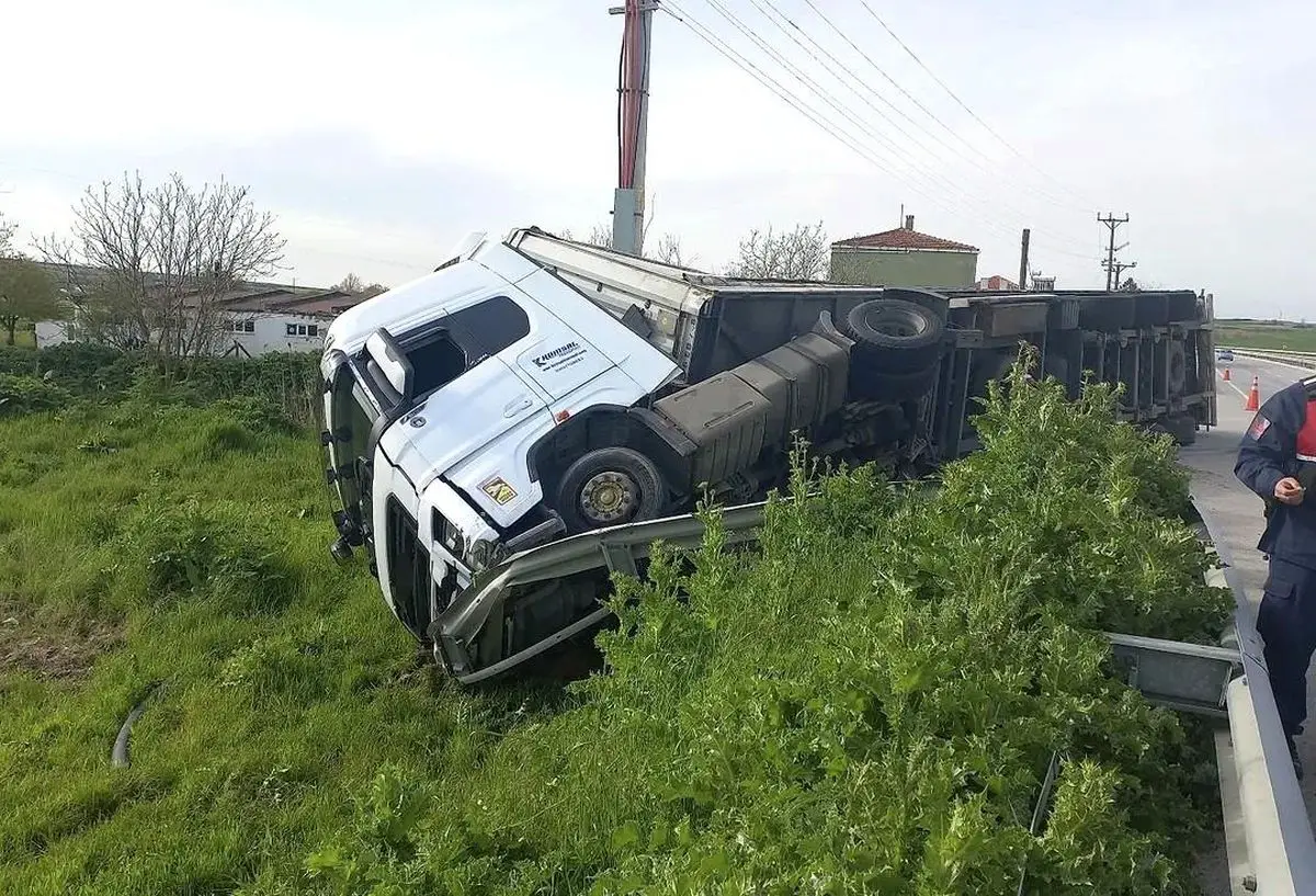 Edirne‑Keşan karayolunda devrilen tır