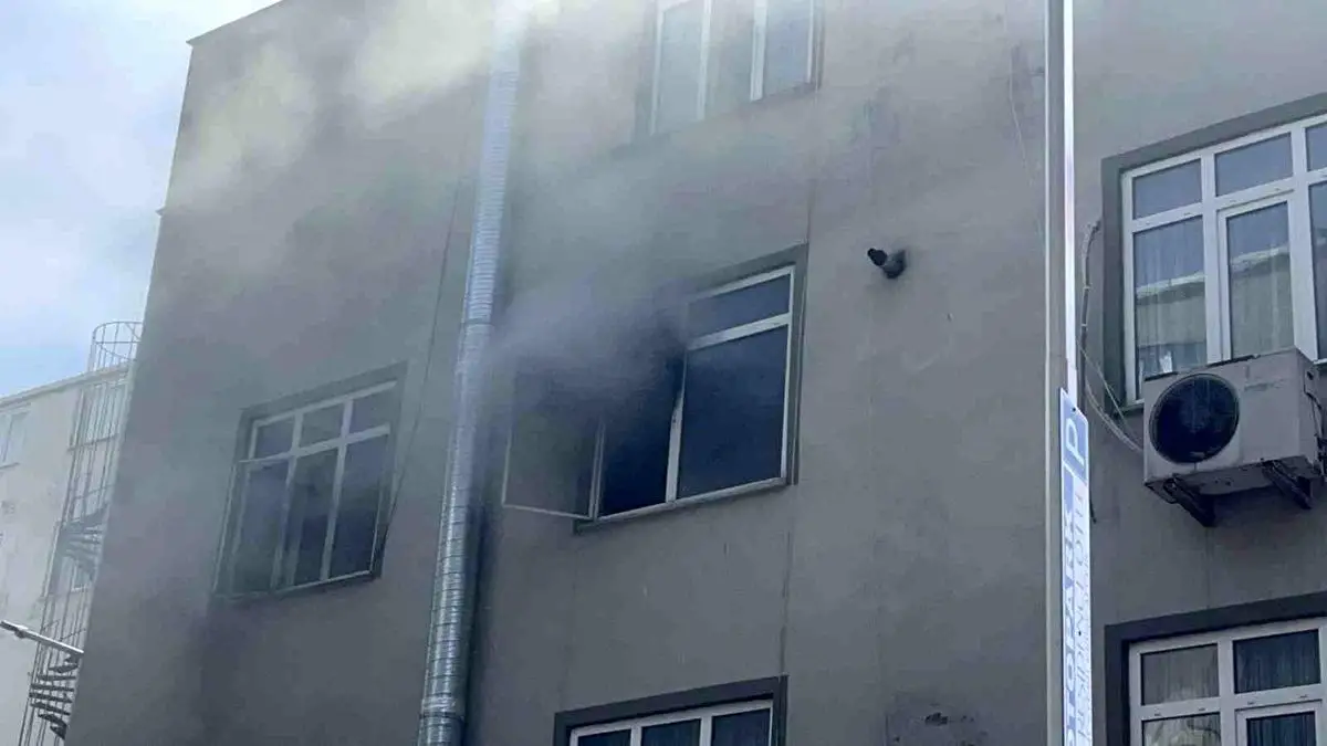 Sinop’taki apartman dairesinde yangın sonrası görüntü