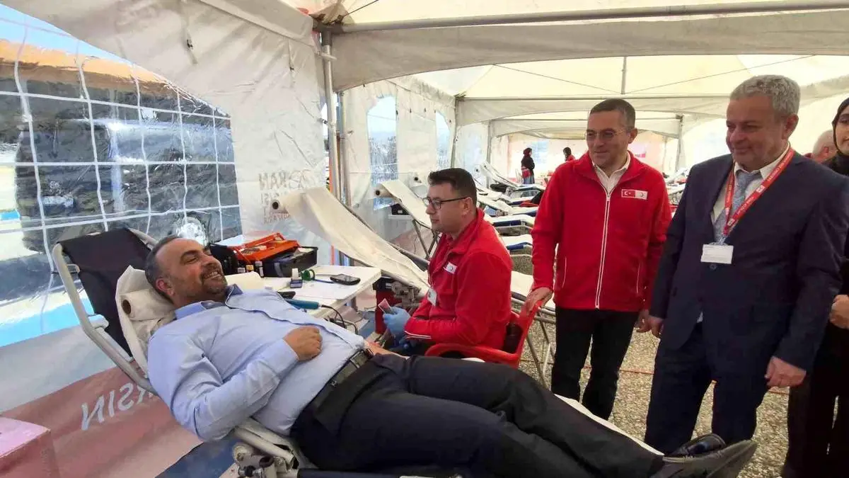 Bartın Üniversitesi'nde Kan Bağışına Öncü: Rektör Akkaya İlk Kanını Verdi