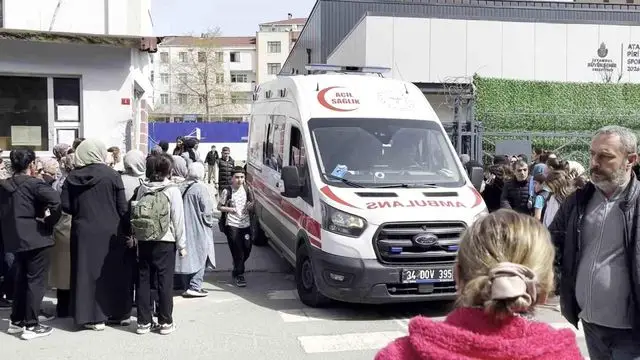 Kantin önünde toplanan veliler