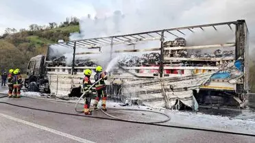 Balıkesir'de Trafik Kesintisine Yol Açan Tır Yangını Kontrol Altına Alındı