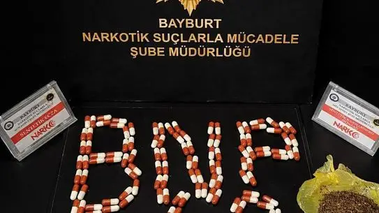 Bayburt'ta Büyük Uyuşturucu Operasyonu: 132 Paket Sentetik Ecza ve Bonzai Ele Geçirildi