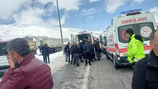Bitlis'te İki Ayrı Trafik Kazası Sonucu 12 Kişi Yaralandı
