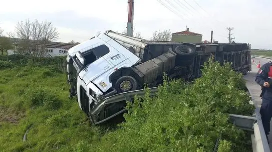 Edirne‑Keşan Karayolunda Kontrolden Çıkan Tır Devrildi