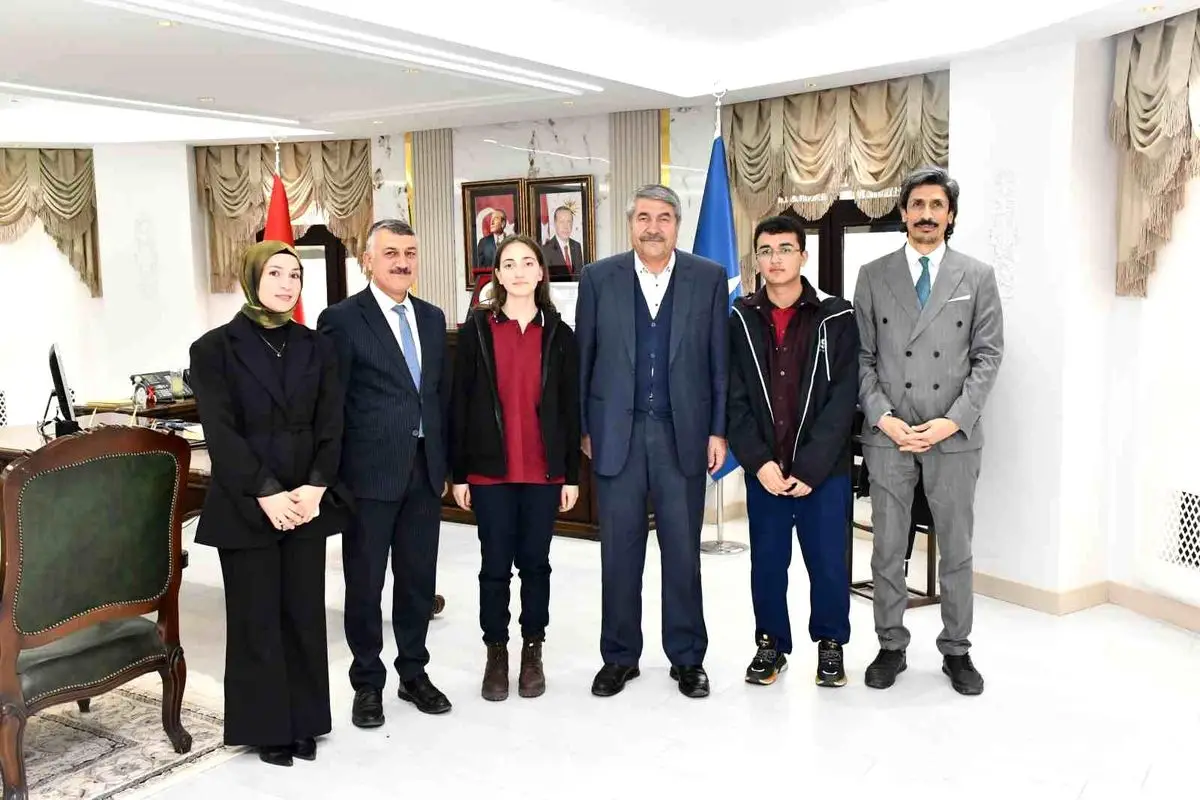 Patnos Belediye Başkanı Abdülhalik Taşkın ve Selahaddin Eyyubi Fen Lisesi öğrencileri