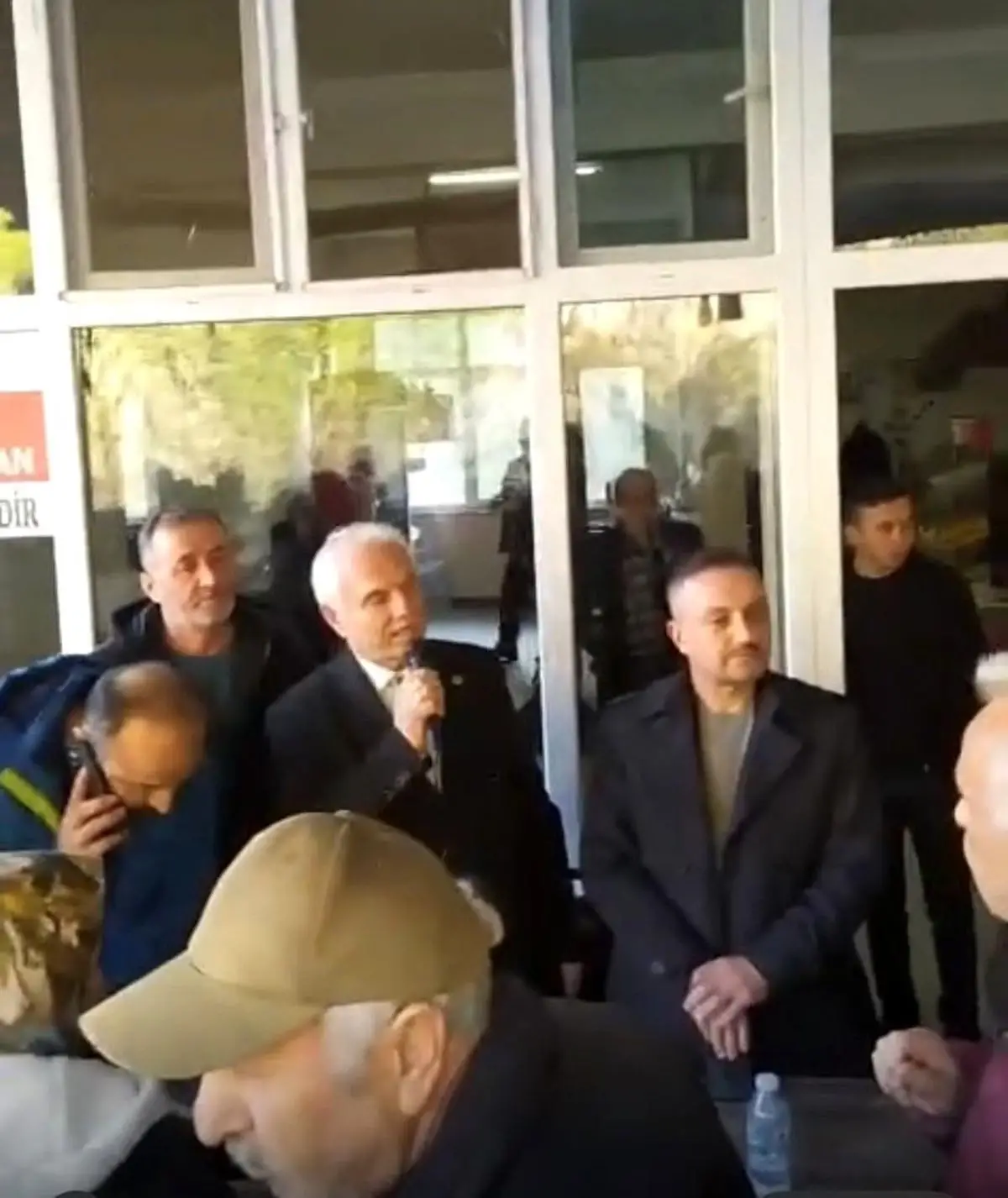 Sekü köyünde milletvekili ziyareti sırasında protesto eden vatandaşlar