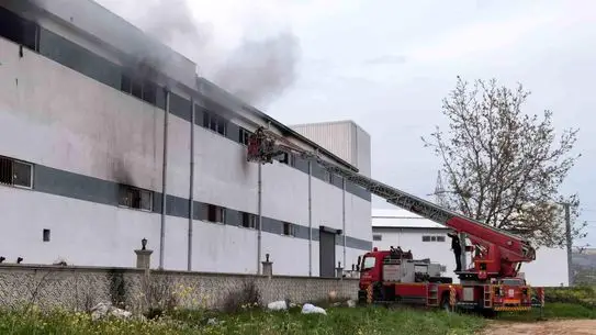 İnegöl'deki Mobilya Fabrikasında Çıkan Yangın Kontrol Altına Alındı