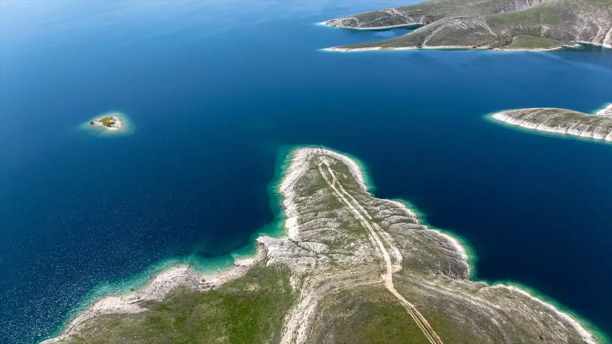Adıyaman’da Baharın Renkli Dokunuşu: Atatürk Barajı Gölü’nde Görsel Şölen