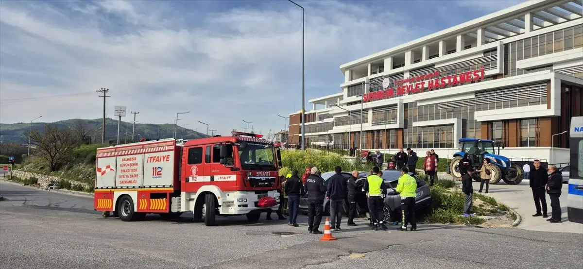 Susurluk'ta İki Araç Çarpıştı: 2 Yaralı Hastaneye Kaldırıldı