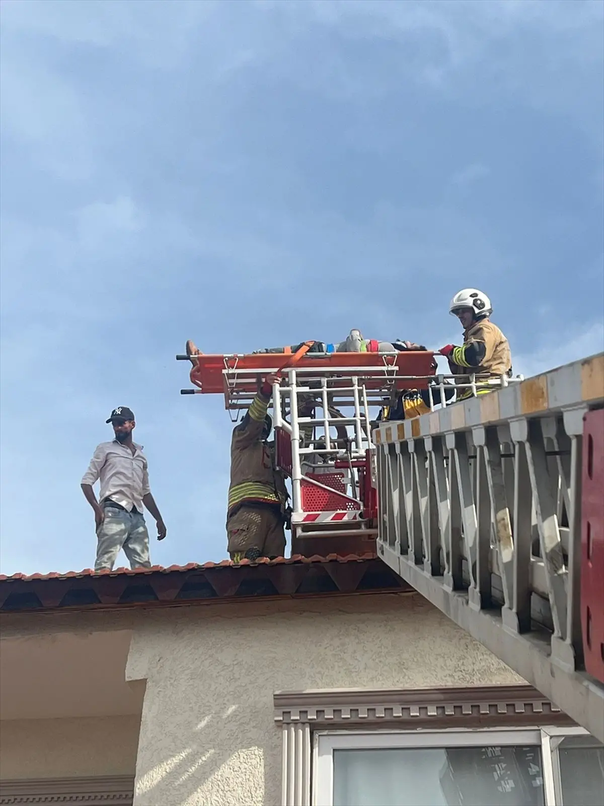 Arsuz su deposu onarımında işçi