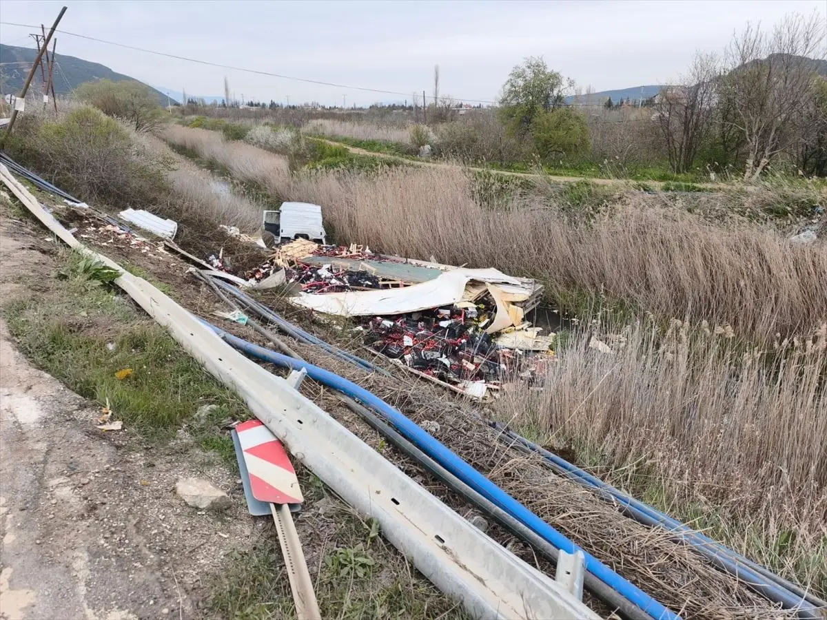 Eğirdir'de Elma Yüklü Çekici Kazası: Sürücü Hastaneye Kaldırıldı