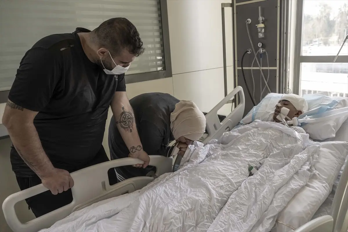 16 Yaşındaki Hüseyin Halid'in İsrail Saldırısı Sonrası Hastanedeki Durumu
