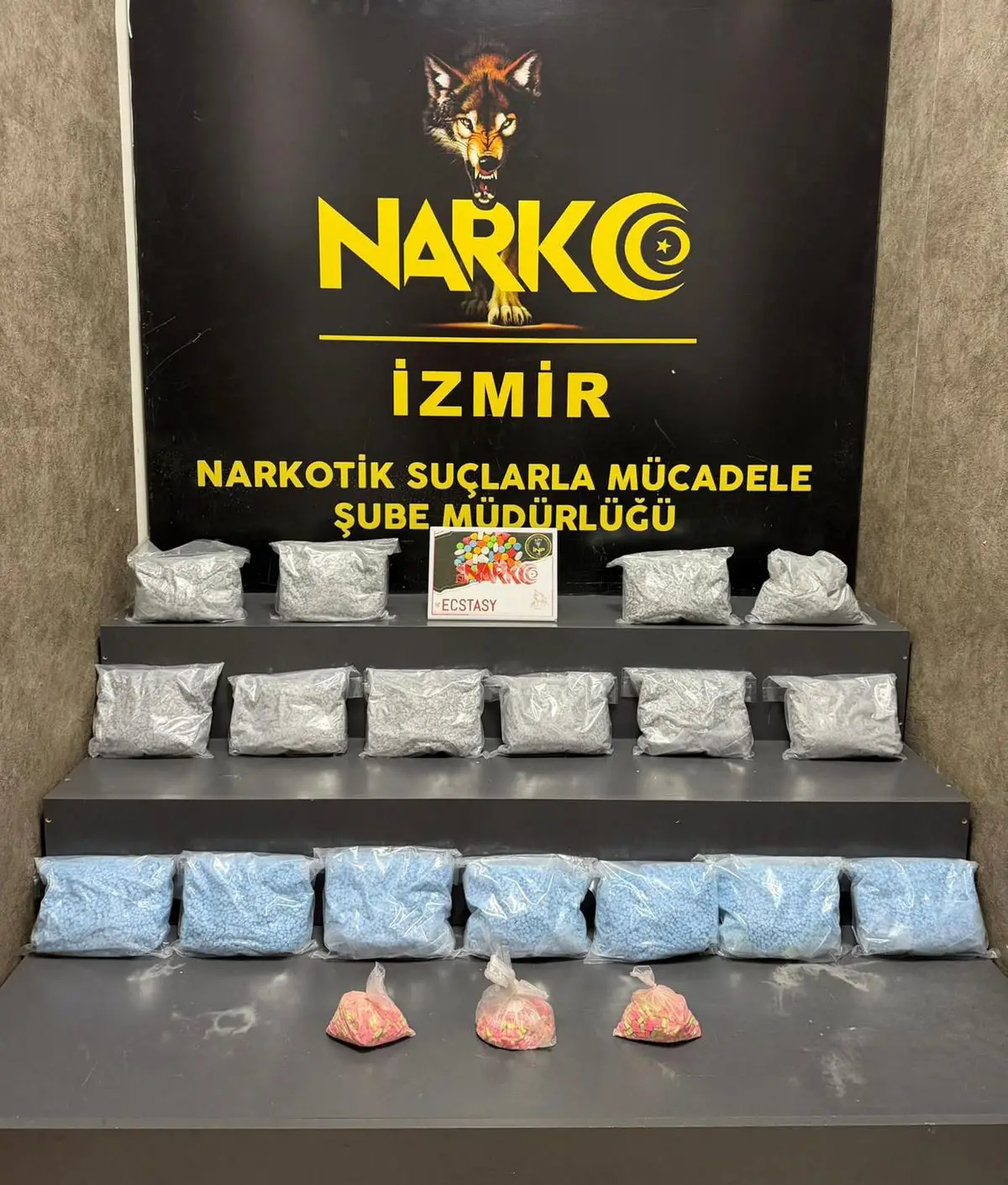 İzmir'de Dev Uyuşturucu Operasyonu: 101.520 Hap Ele Geçirildi, 2 Şüpheli Tutuklandı