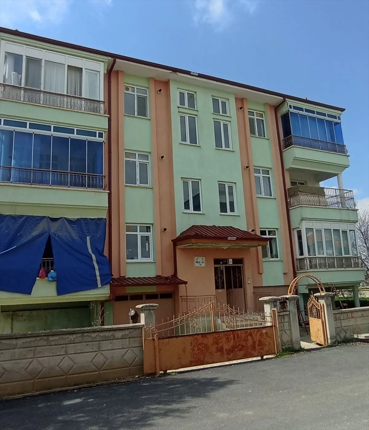 Karaman’da 3 Yaşındaki Çocuk Pencere Kazası: Hastaneye Kaldırıldı