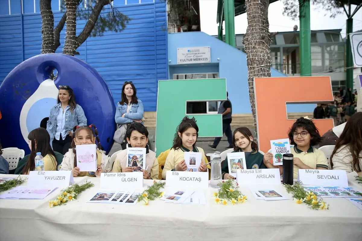 Fethiye'de Minik Yazarlar Kitaplarını İmzalıyor: 11. "Hadi Yazalım Gari" Etkinliği