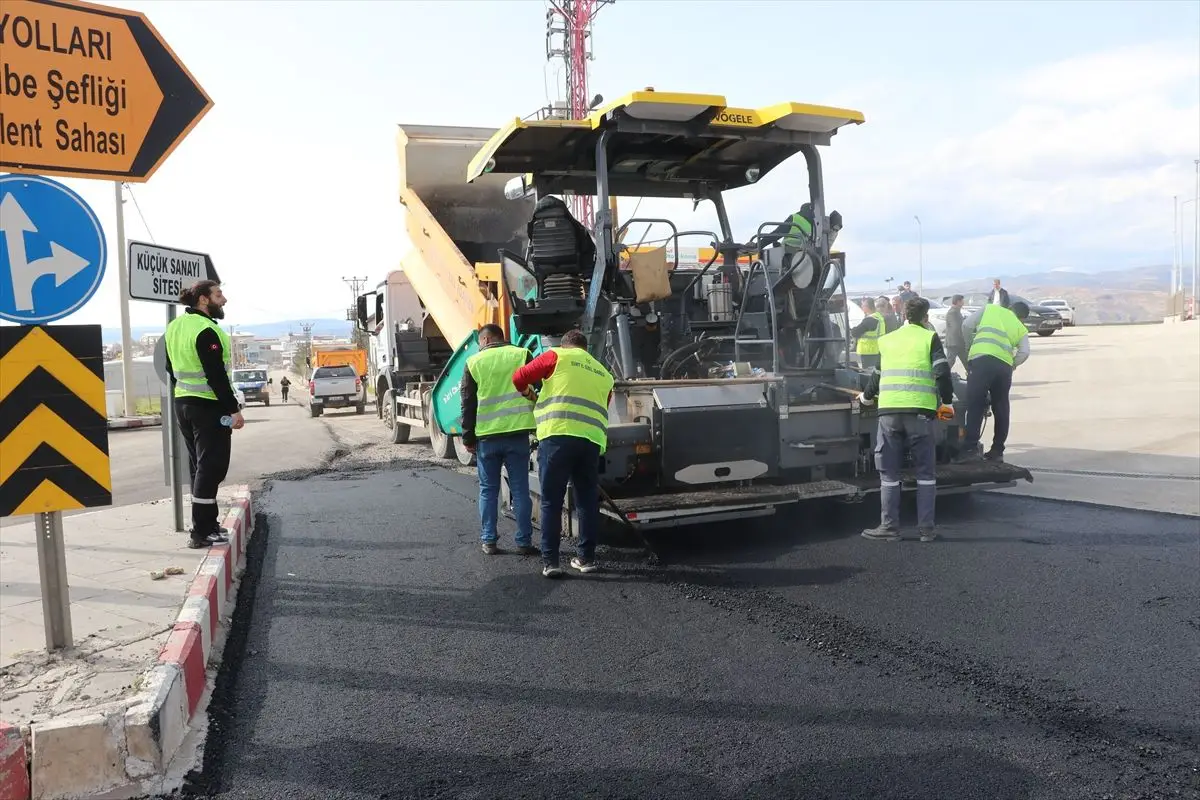 Siirt’te 25 km Yeni Yol ve 50 Bin Ton Asfalt Projesi Hayata Geçti