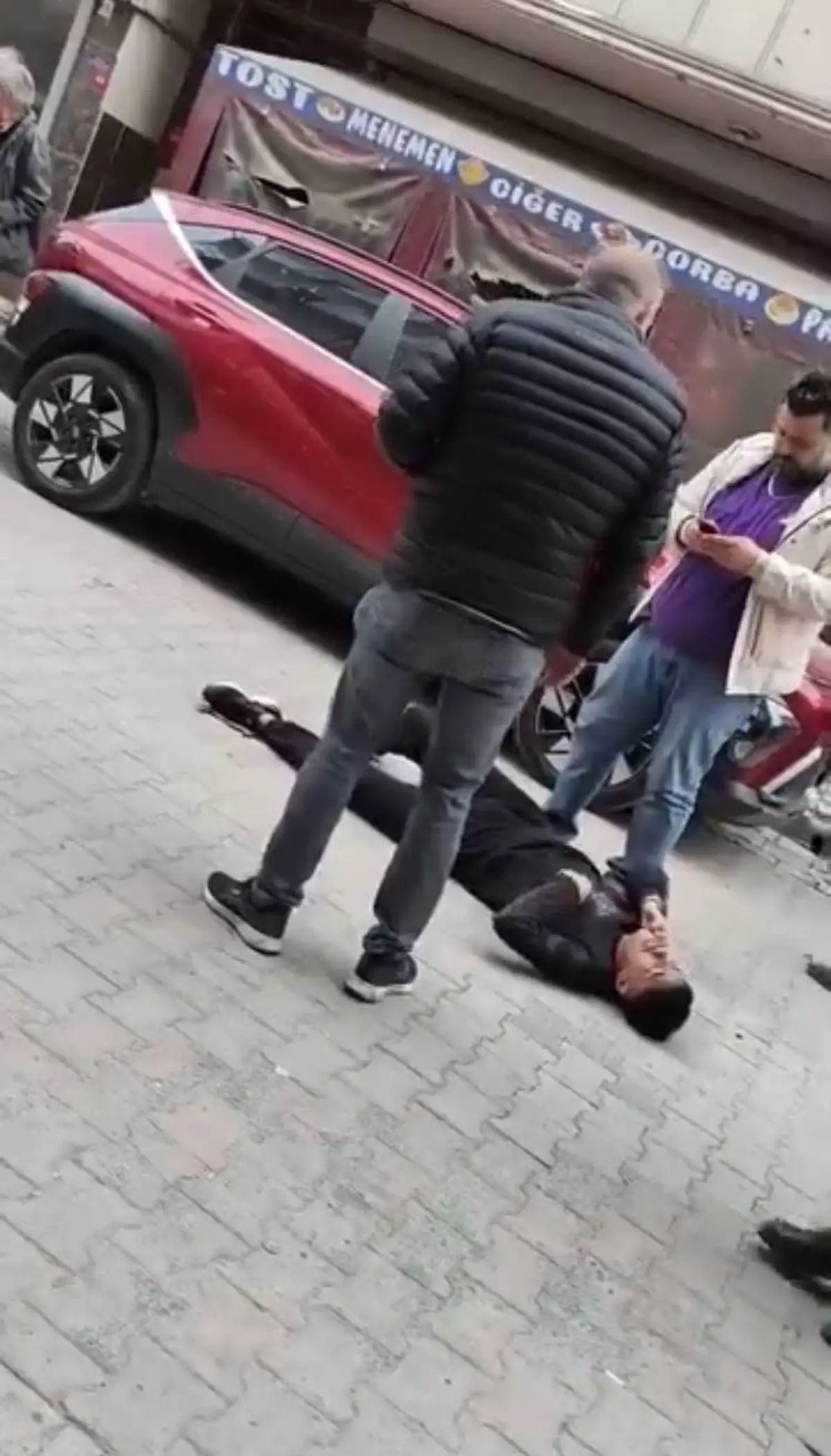 Sultangazi'de Silahlı Saldırı: Genç Yaralı, Polis Soruşturması Başlatıyor