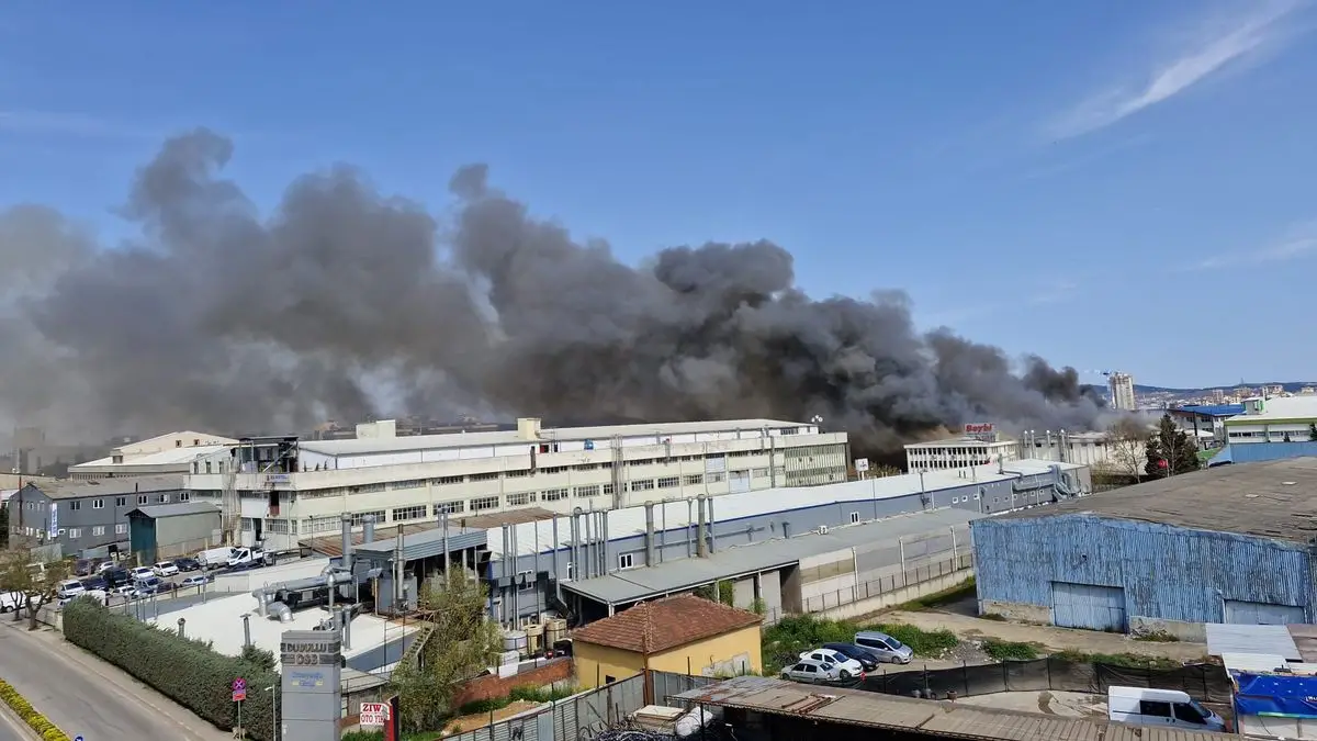 Ümraniye Organize Sanayi Bölgesi'nde yangın anı
